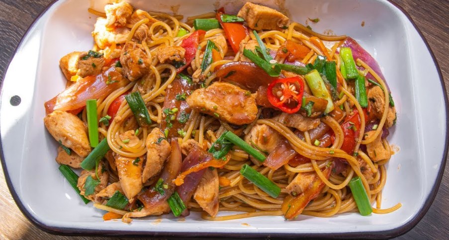 Tallarín Saltado de Pollo